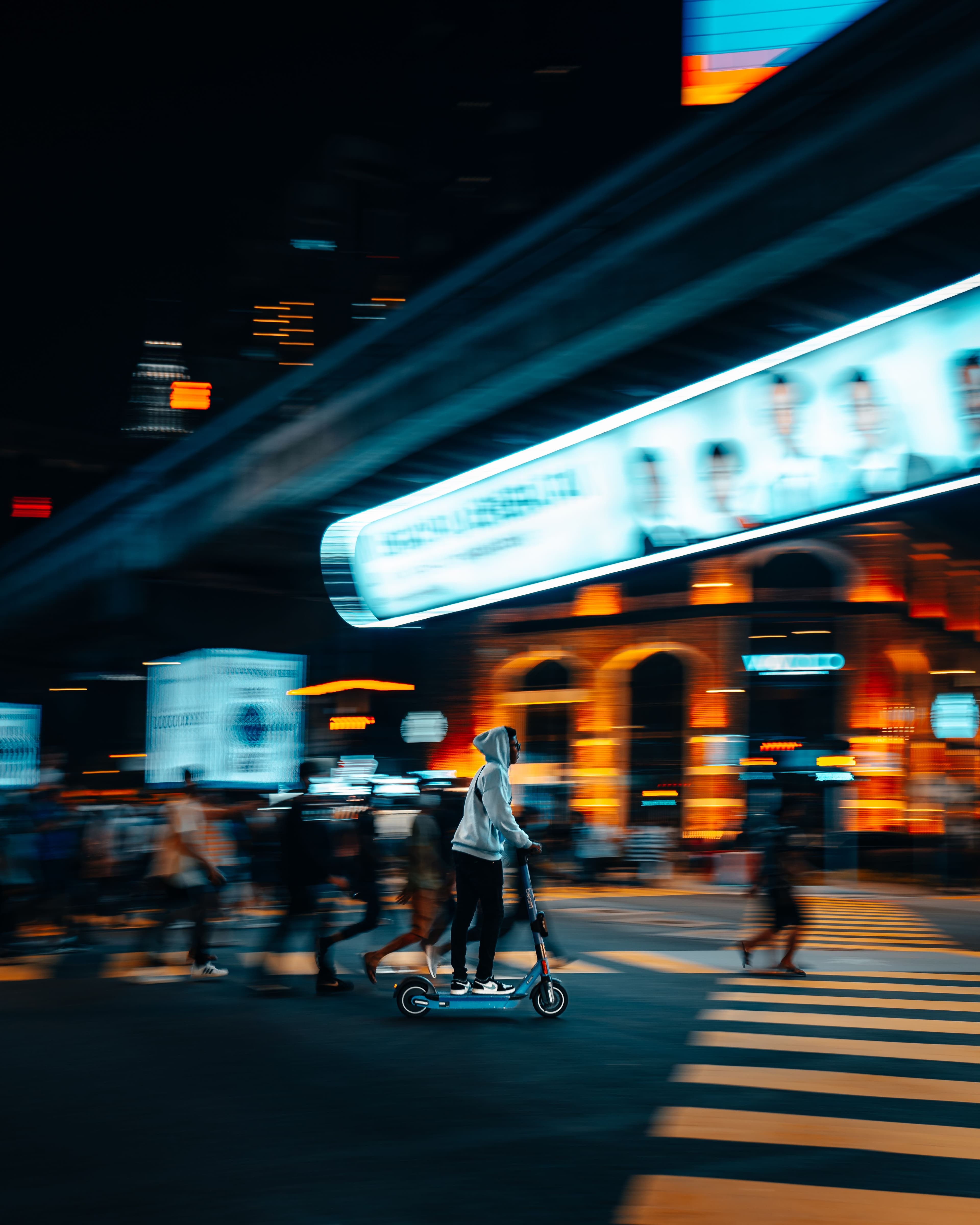 Entregador cruzando a cidade à noite